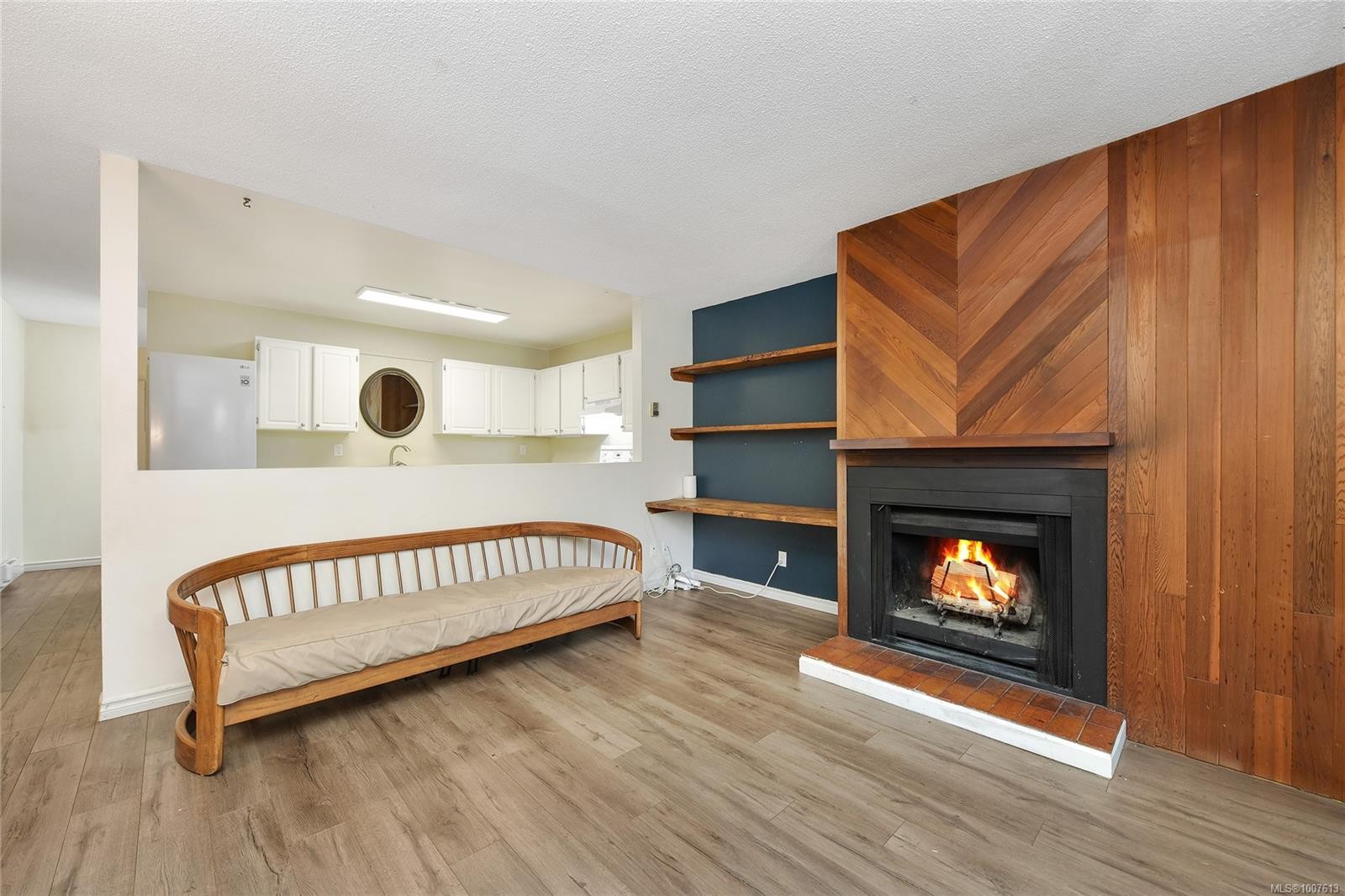 10-1956 Glenidle Rd, Sooke, BC - Indoor With Fireplace