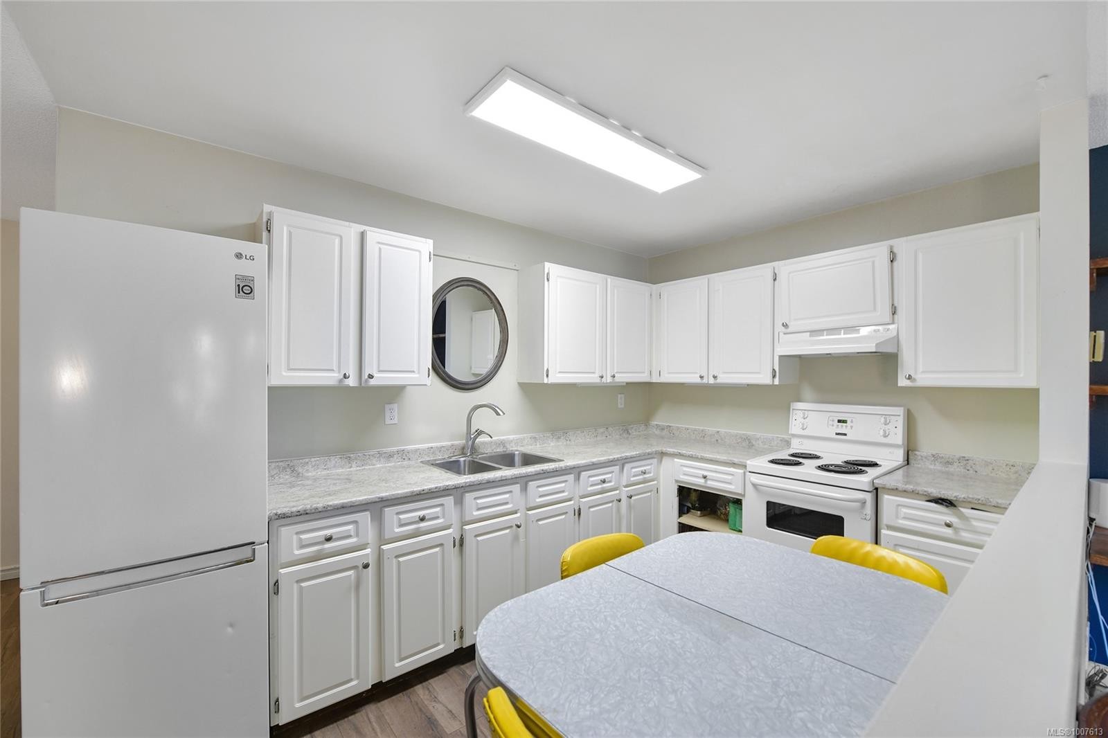 10-1956 Glenidle Rd, Sooke, BC - Indoor Photo Showing Kitchen With Double Sink