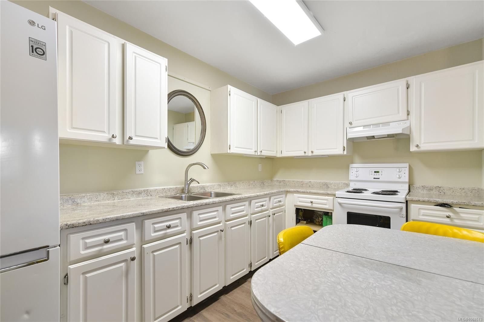 10-1956 Glenidle Rd, Sooke, BC - Indoor Photo Showing Kitchen With Double Sink