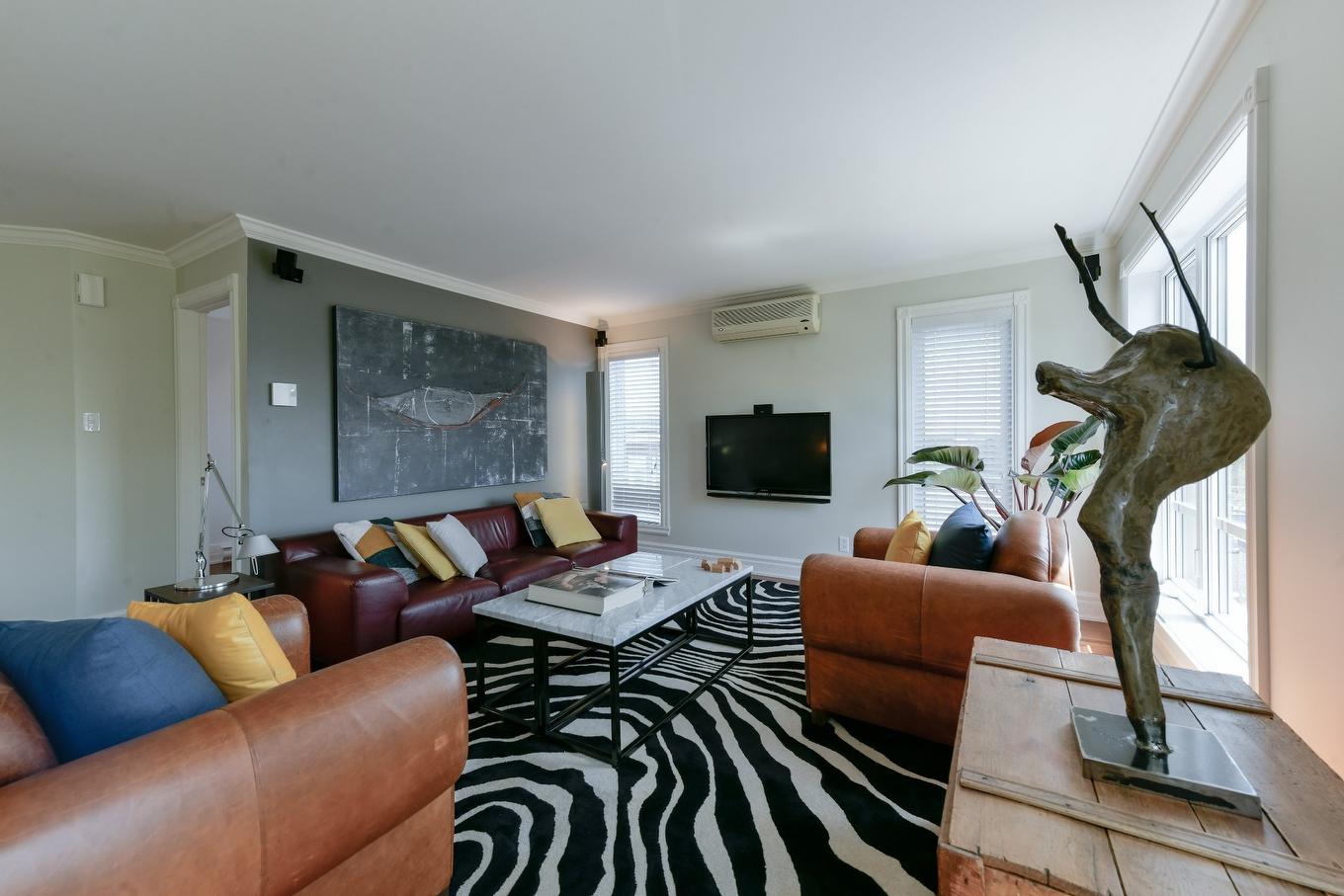 Salon - 5621 Av. Des Érables, Montréal (Rosemont/La Petite-Patrie), QC - Indoor Photo Showing Living Room With Fireplace