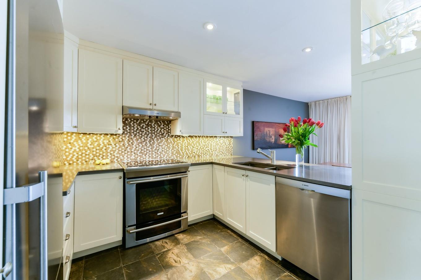 Cuisine - 5621 Av. Des Érables, Montréal (Rosemont/La Petite-Patrie), QC - Indoor Photo Showing Kitchen With Double Sink With Upgraded Kitchen