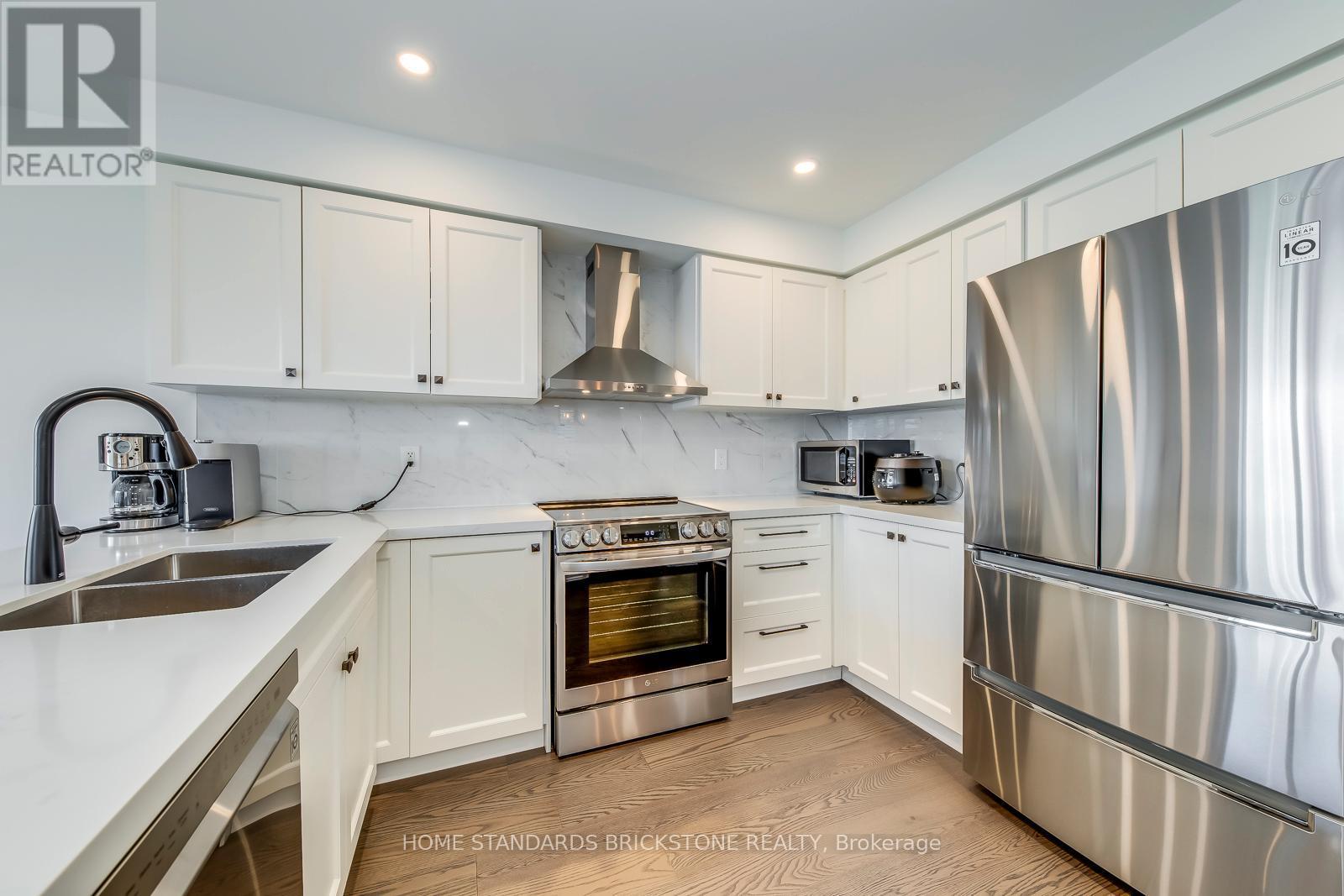 1296 Inglehart Drive, Burlington, ON - Indoor Photo Showing Kitchen With Stainless Steel Kitchen With Double Sink With Upgraded Kitchen