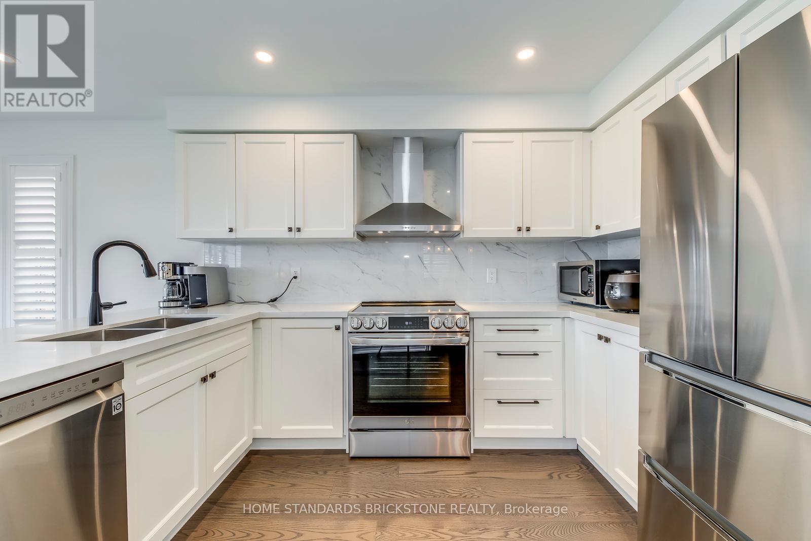 1296 Inglehart Drive, Burlington, ON - Indoor Photo Showing Kitchen With Stainless Steel Kitchen With Double Sink With Upgraded Kitchen