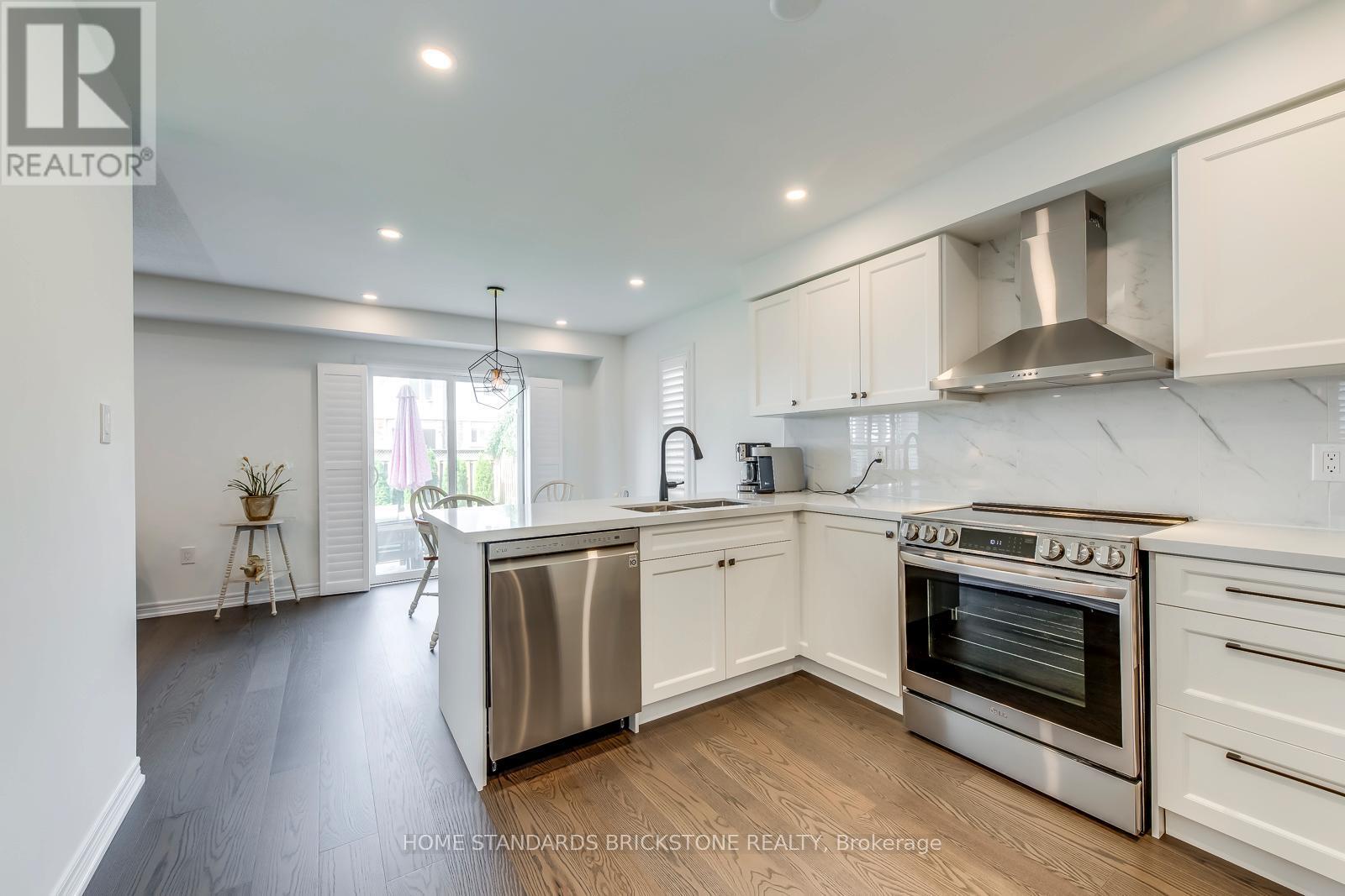 1296 Inglehart Drive, Burlington, ON - Indoor Photo Showing Kitchen With Stainless Steel Kitchen With Upgraded Kitchen