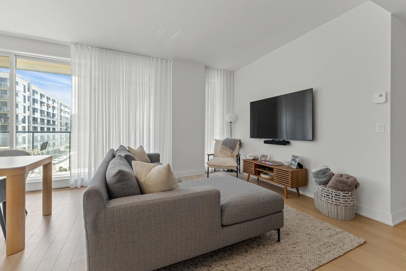 Living room - 420B-1400 Rue Ottawa, Montréal (Le Sud-Ouest), QC - Indoor Photo Showing Living Room