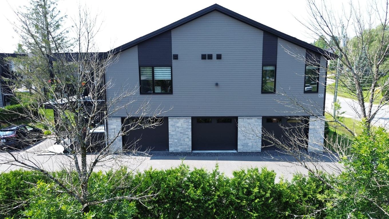 Garage - 2-65 Rue Desjardins, Magog, QC - Outdoor