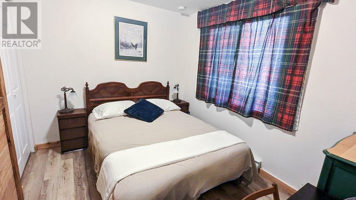 221 Prospect Drive, Princeton, BC - Indoor Photo Showing Bedroom