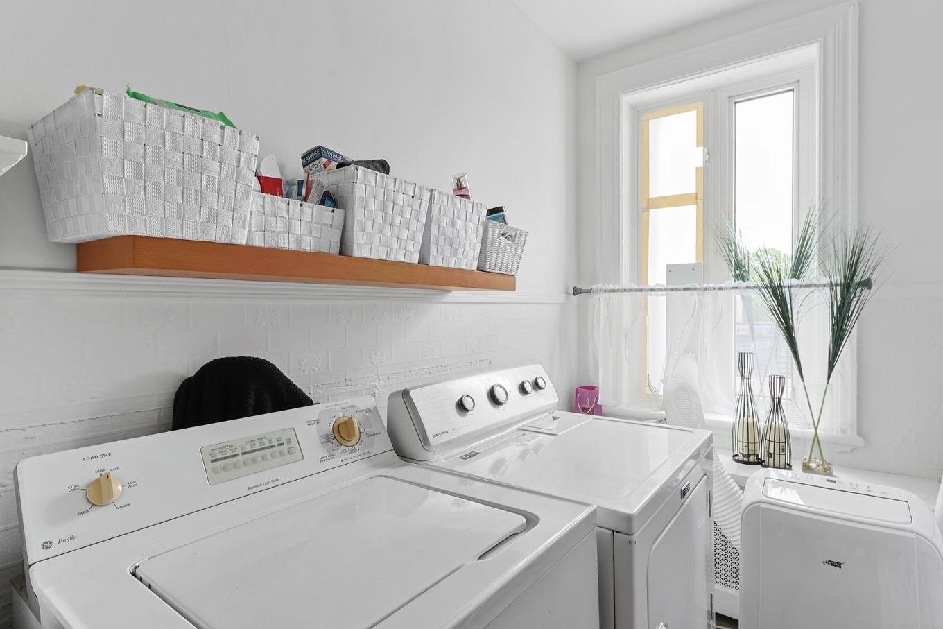 Bathroom - 64A Rue St-Laurent, Beauharnois, QC - Indoor Photo Showing Laundry Room