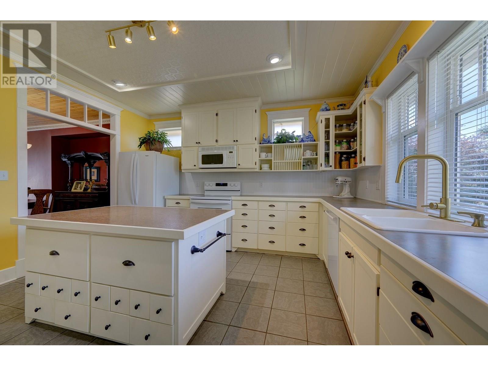 4761 Birch Lane, Barriere, BC - Indoor Photo Showing Kitchen