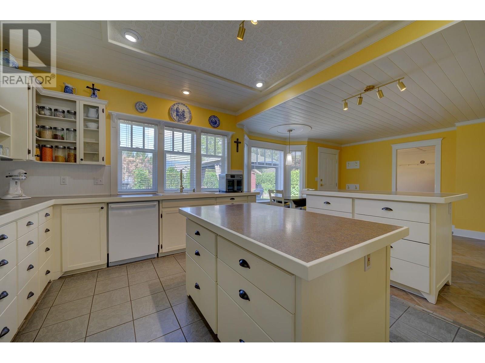 4761 Birch Lane, Barriere, BC - Indoor Photo Showing Kitchen