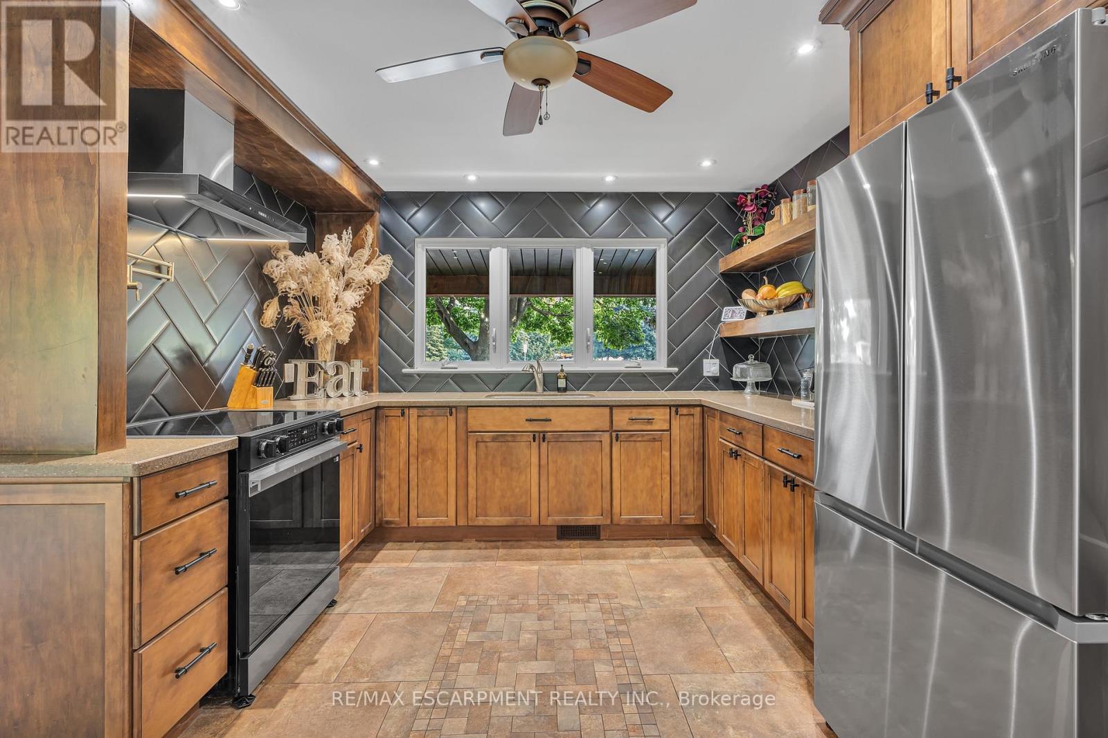 316 Fennell Avenue, Hamilton, ON - Indoor Photo Showing Kitchen