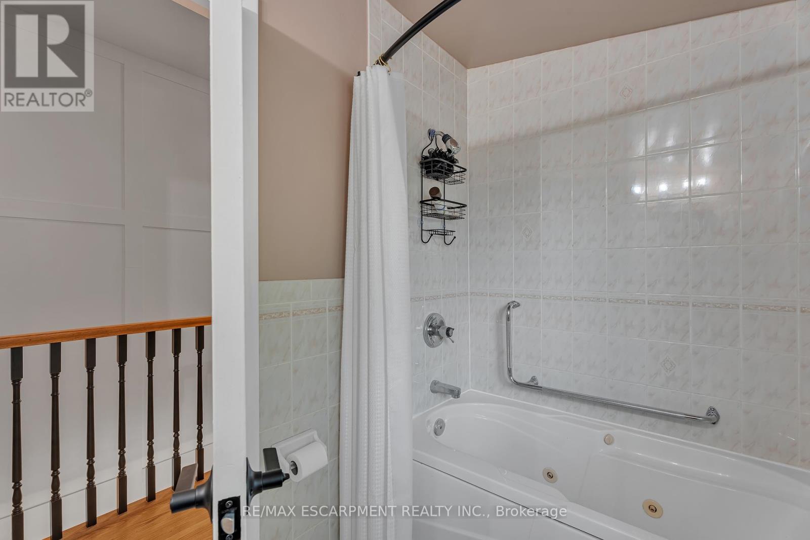316 Fennell Avenue, Hamilton, ON - Indoor Photo Showing Bathroom