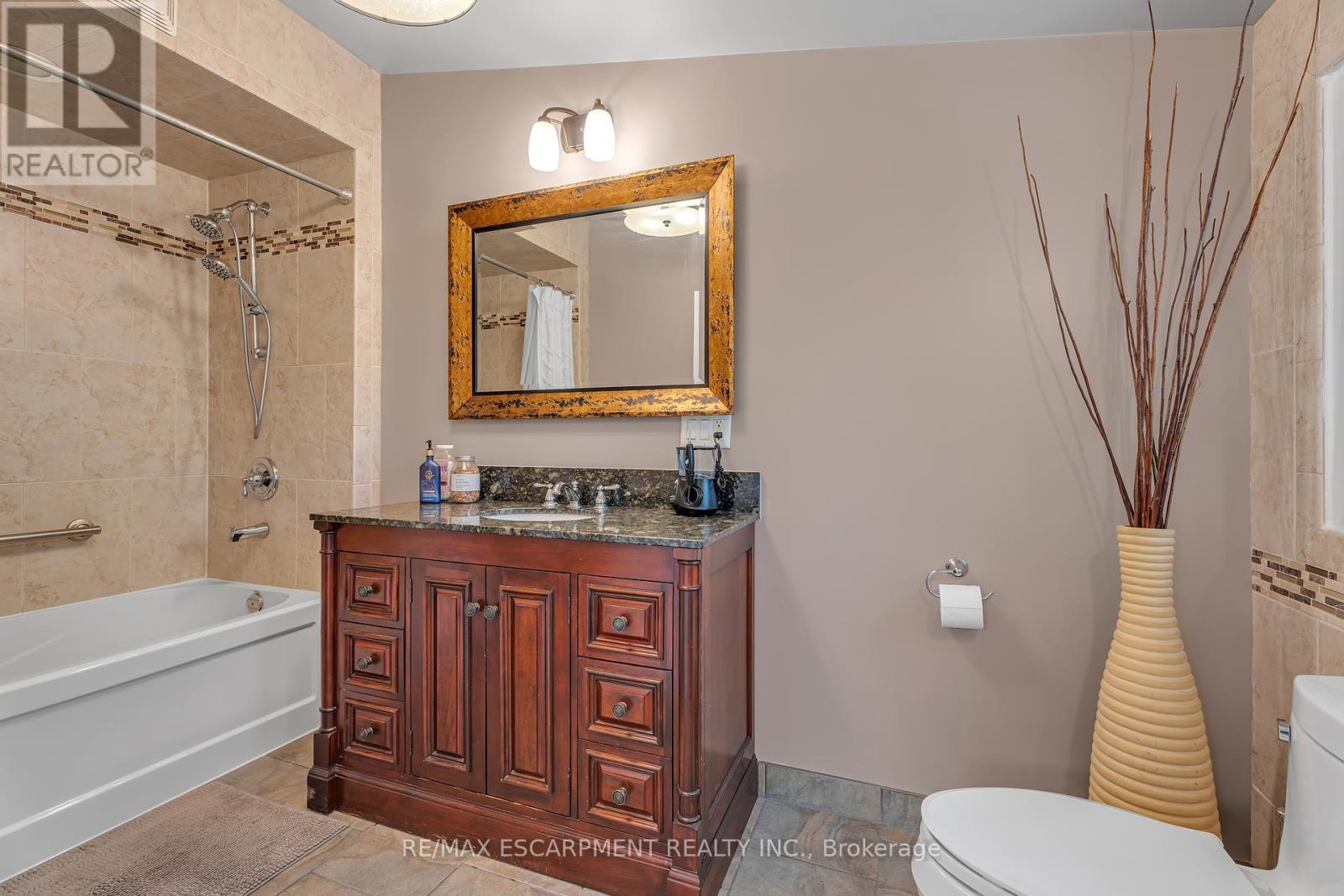 316 Fennell Avenue, Hamilton, ON - Indoor Photo Showing Bathroom