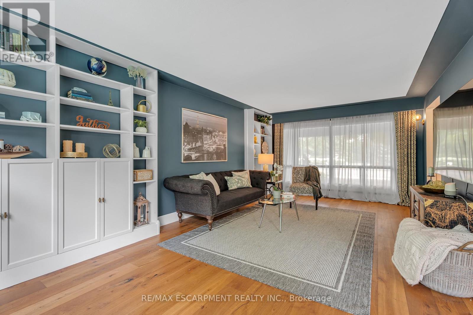 316 Fennell Avenue, Hamilton, ON - Indoor Photo Showing Living Room