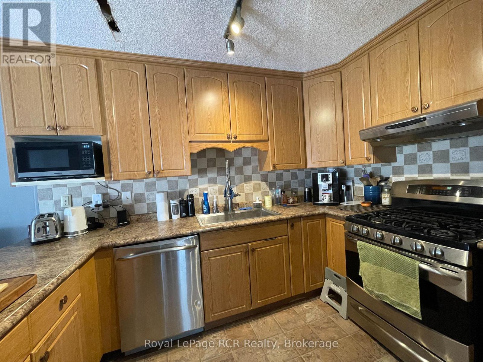 409 Thomas Street, Clearview (Stayner), ON - Indoor Photo Showing Kitchen
