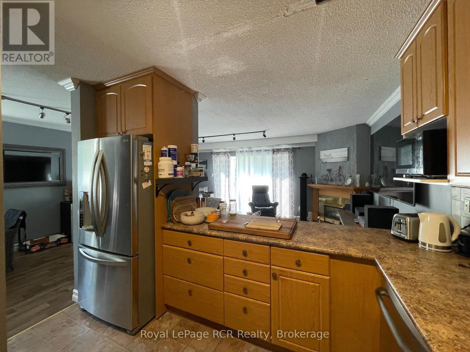 409 Thomas Street, Clearview (Stayner), ON - Indoor Photo Showing Kitchen