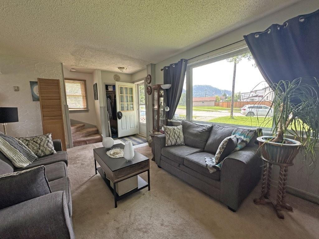 2 Stewart Ave, Red Rock, ON - Indoor Photo Showing Living Room