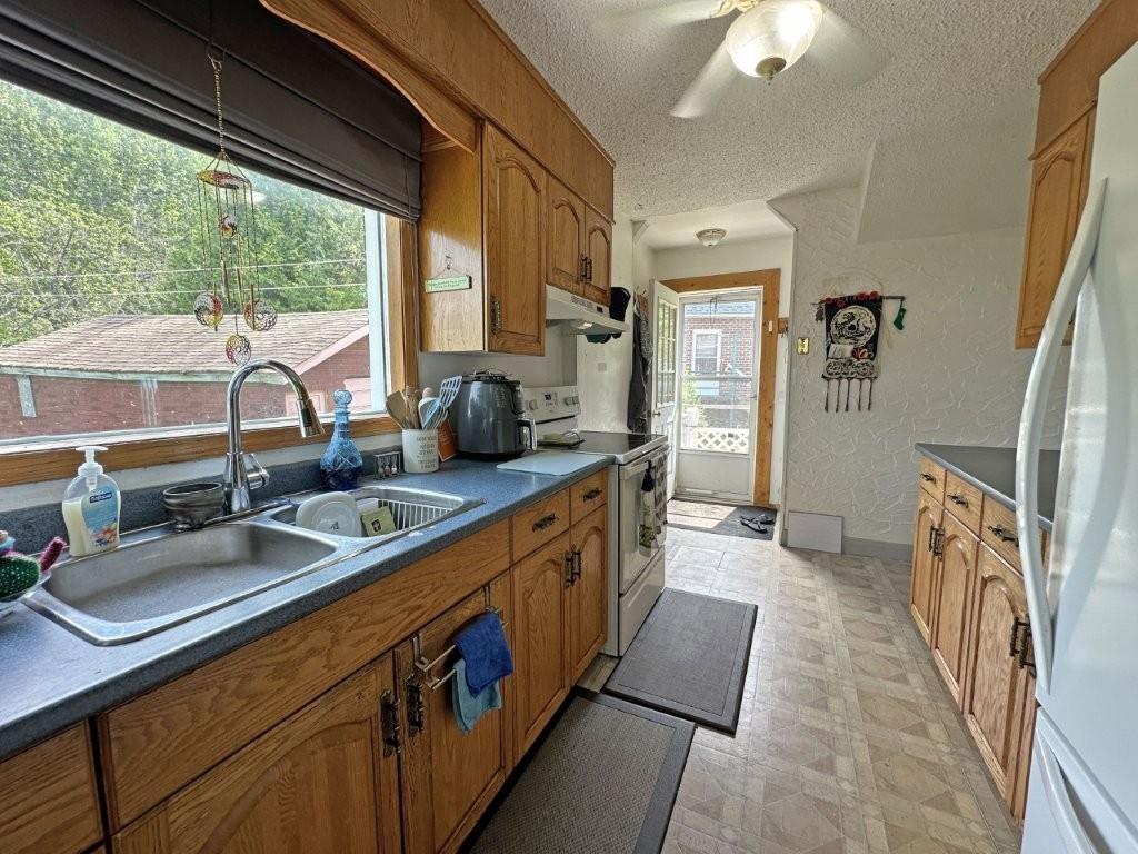 2 Stewart Ave, Red Rock, ON - Indoor Photo Showing Kitchen With Double Sink
