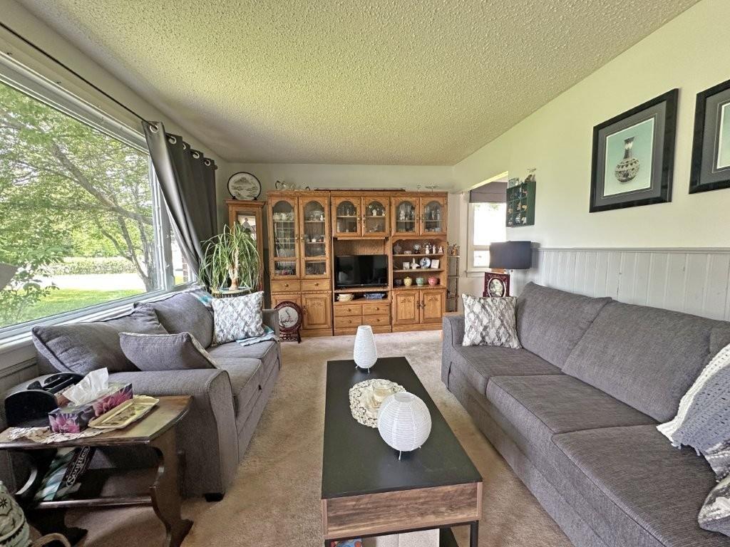 2 Stewart Ave, Red Rock, ON - Indoor Photo Showing Living Room