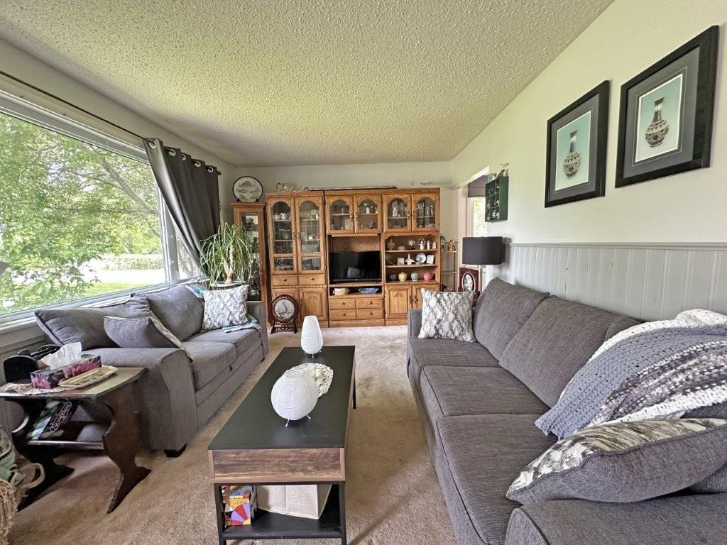 2 Stewart Ave, Red Rock, ON - Indoor Photo Showing Living Room