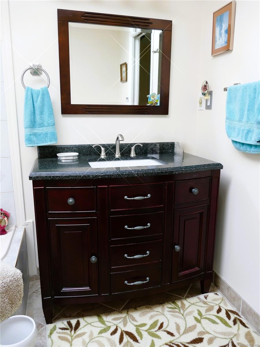 6637 Walker Frontage Rd, Fanny Bay, BC