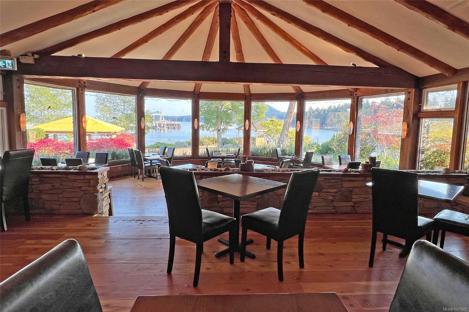 5 D1-134 Madrona Dr, Galiano Island, BC - Indoor Photo Showing Dining Room