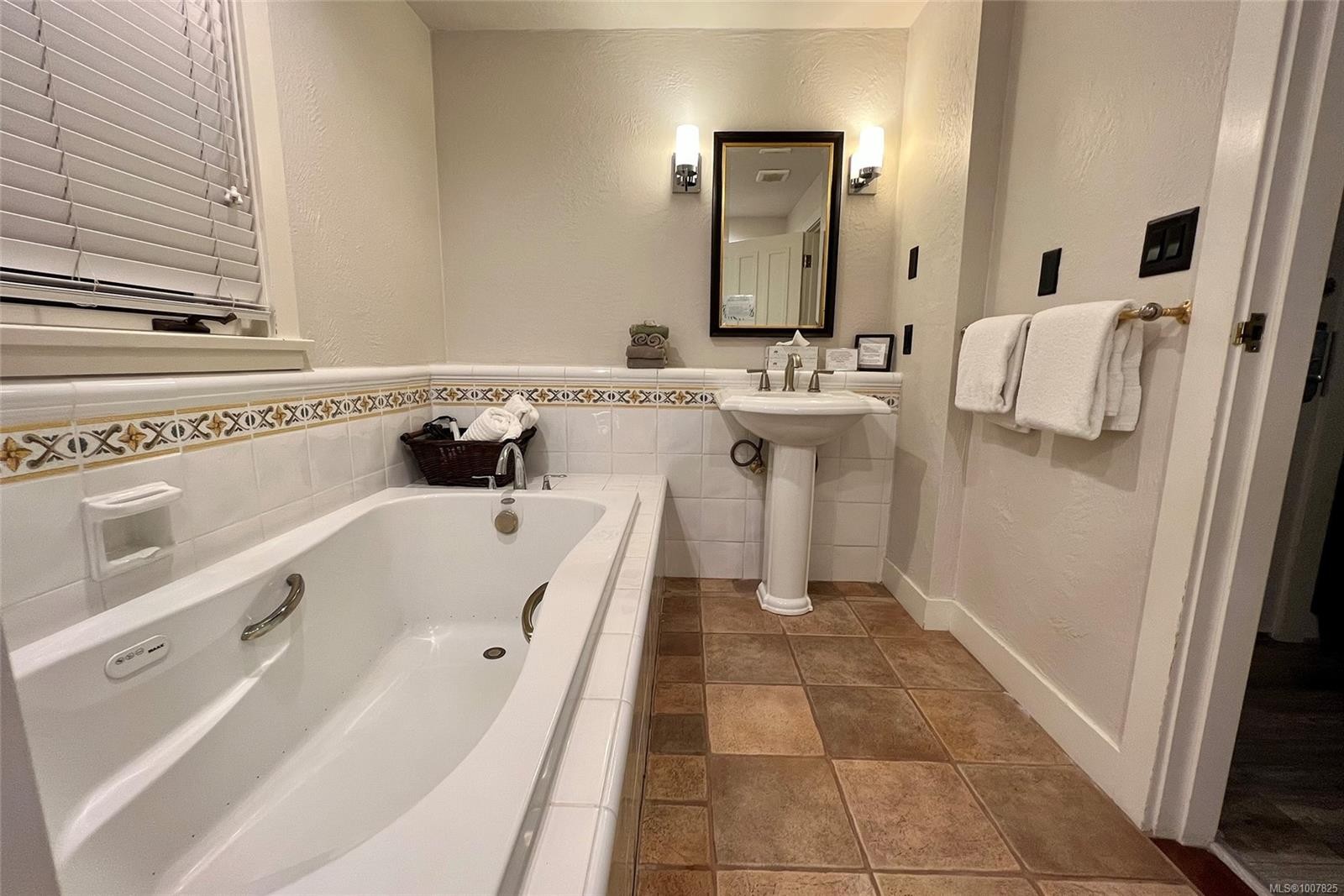 5 D1-134 Madrona Dr, Galiano Island, BC - Indoor Photo Showing Bathroom