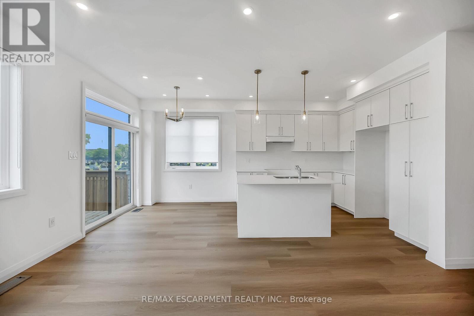 385 Limeridge Road E, Hamilton, ON - Indoor Photo Showing Kitchen With Upgraded Kitchen