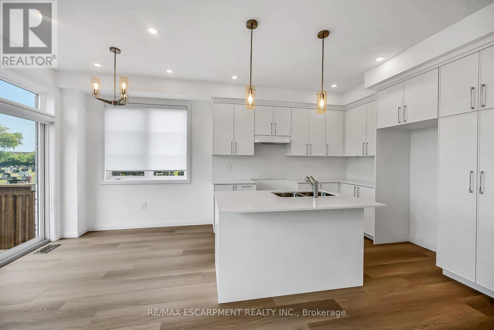 385 Limeridge Road E, Hamilton, ON - Indoor Photo Showing Kitchen With Double Sink With Upgraded Kitchen