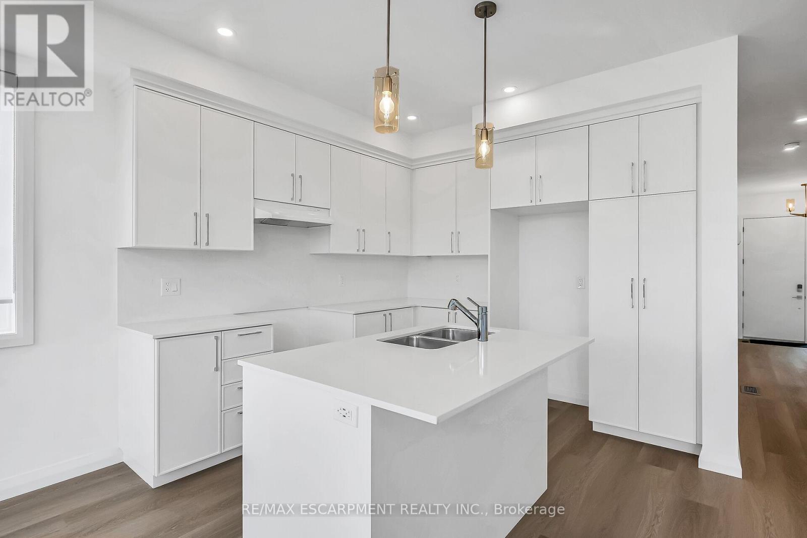 385 Limeridge Road E, Hamilton, ON - Indoor Photo Showing Kitchen With Double Sink With Upgraded Kitchen