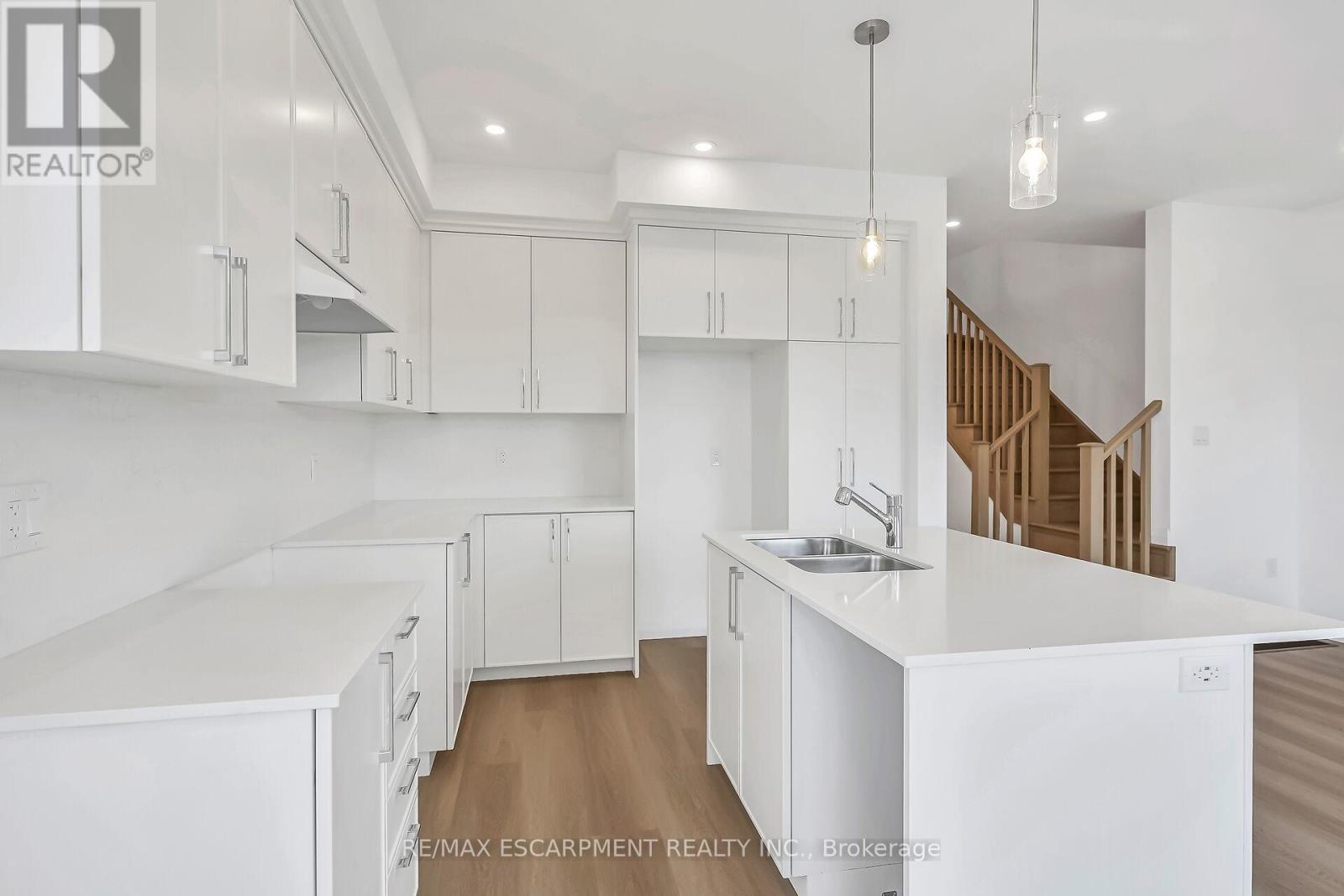 385 Limeridge Road E, Hamilton, ON - Indoor Photo Showing Kitchen With Double Sink With Upgraded Kitchen