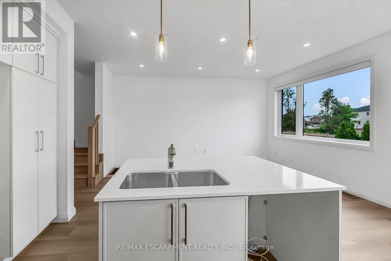 385 Limeridge Road E, Hamilton, ON - Indoor Photo Showing Kitchen