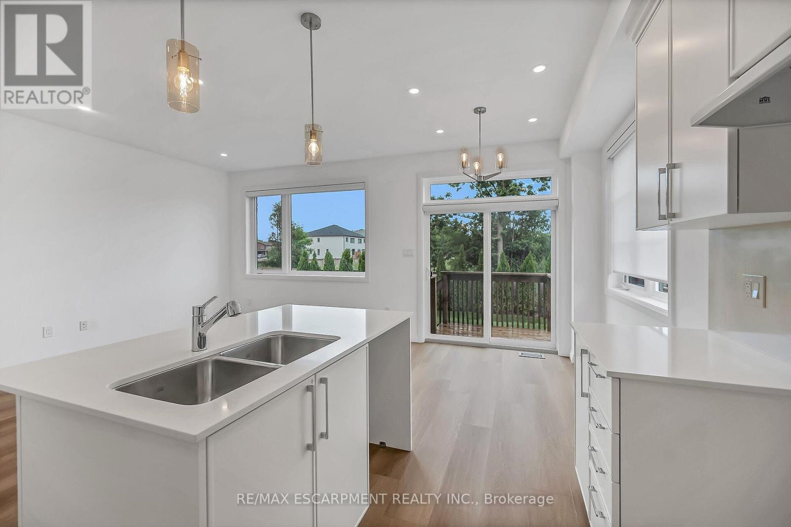 385 Limeridge Road E, Hamilton, ON - Indoor Photo Showing Kitchen With Double Sink With Upgraded Kitchen