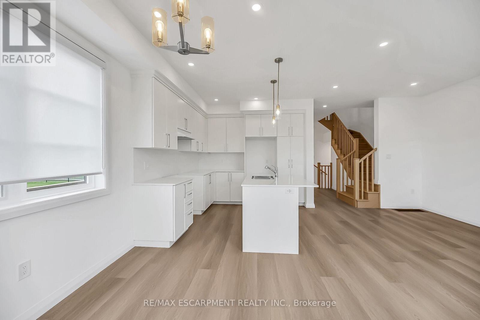 385 Limeridge Road E, Hamilton, ON - Indoor Photo Showing Kitchen