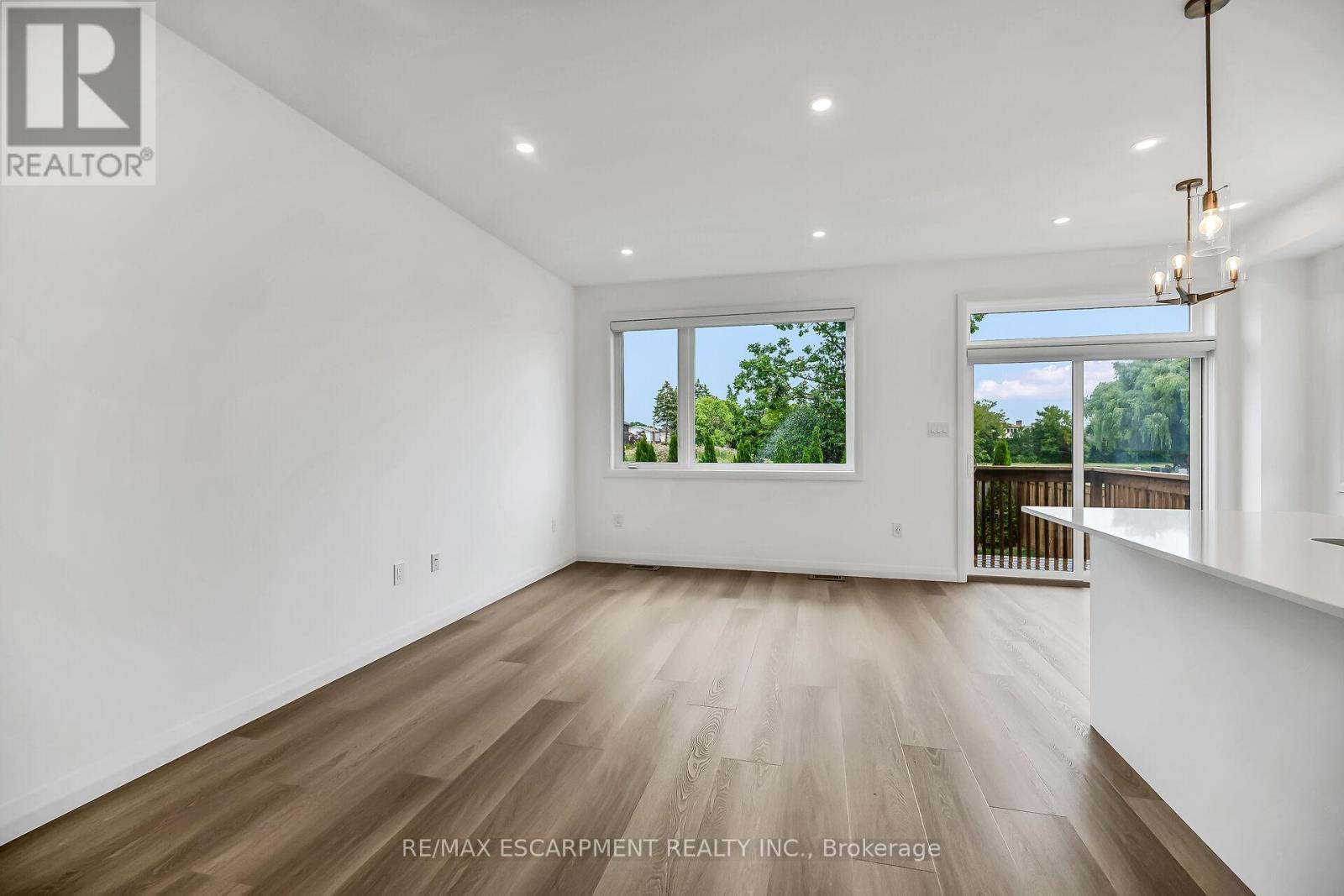 385 Limeridge Road E, Hamilton, ON - Indoor Photo Showing Living Room