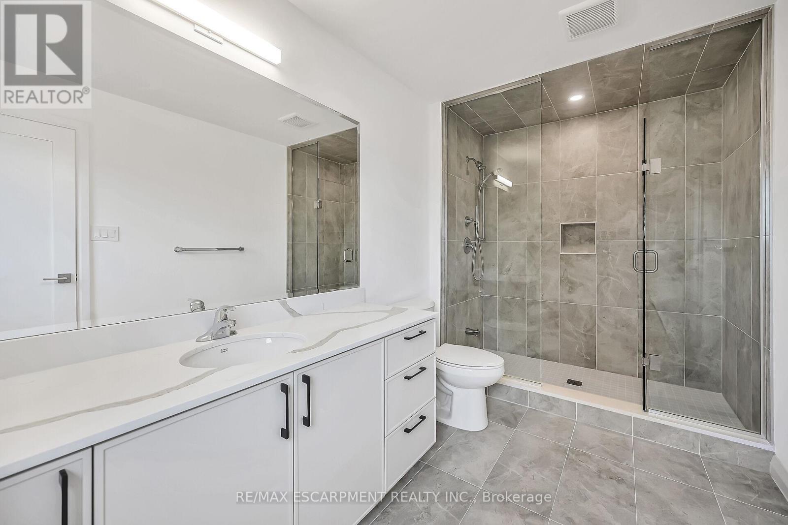385 Limeridge Road E, Hamilton, ON - Indoor Photo Showing Bathroom