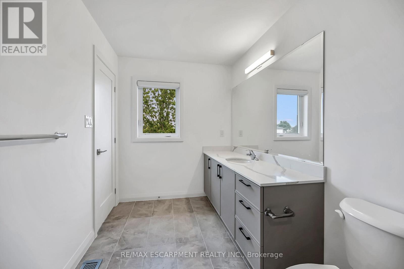 385 Limeridge Road E, Hamilton, ON - Indoor Photo Showing Bathroom
