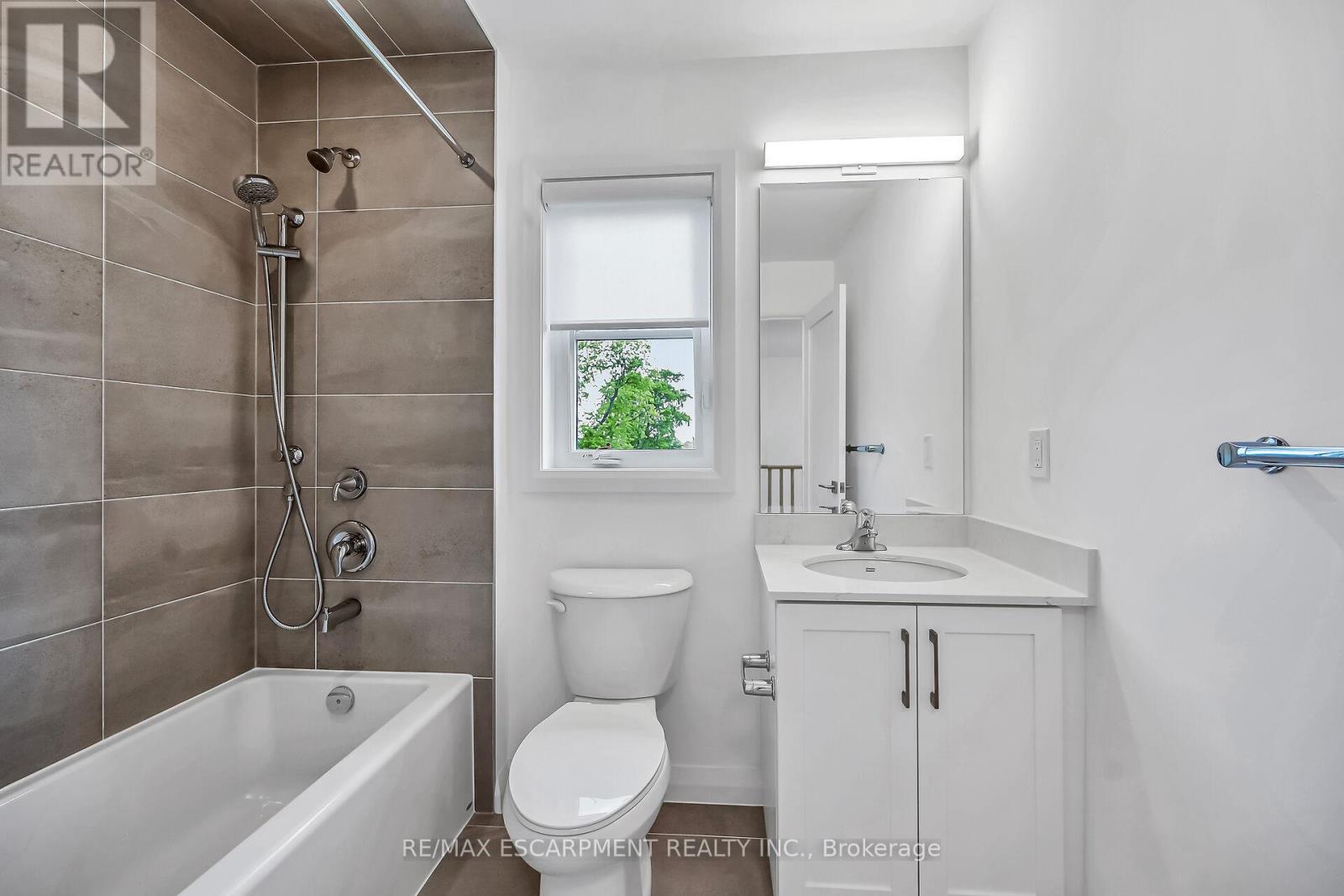 385 Limeridge Road E, Hamilton, ON - Indoor Photo Showing Bathroom