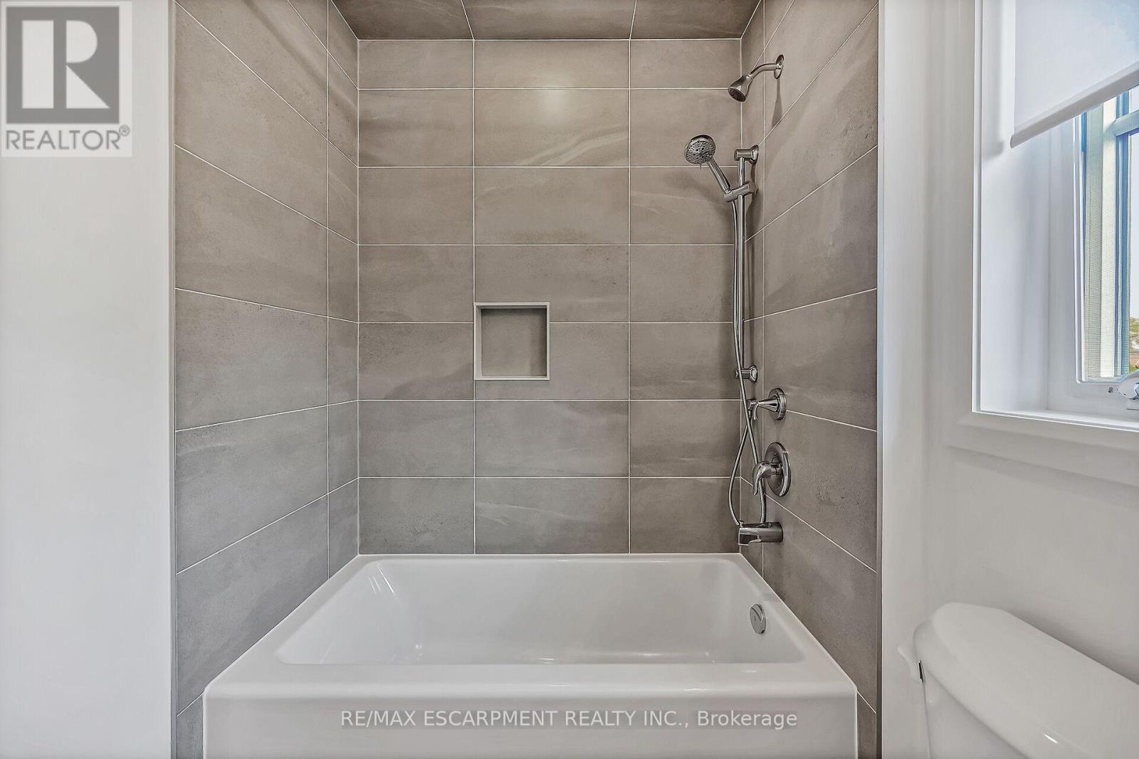 385 Limeridge Road E, Hamilton, ON - Indoor Photo Showing Bathroom