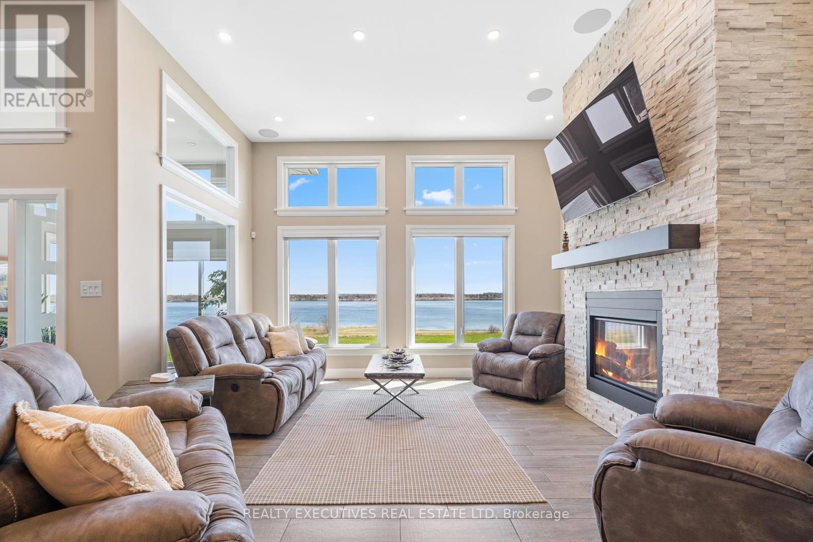 13 Flett Street, Edwardsburgh/Cardinal, ON - Indoor Photo Showing Living Room With Fireplace