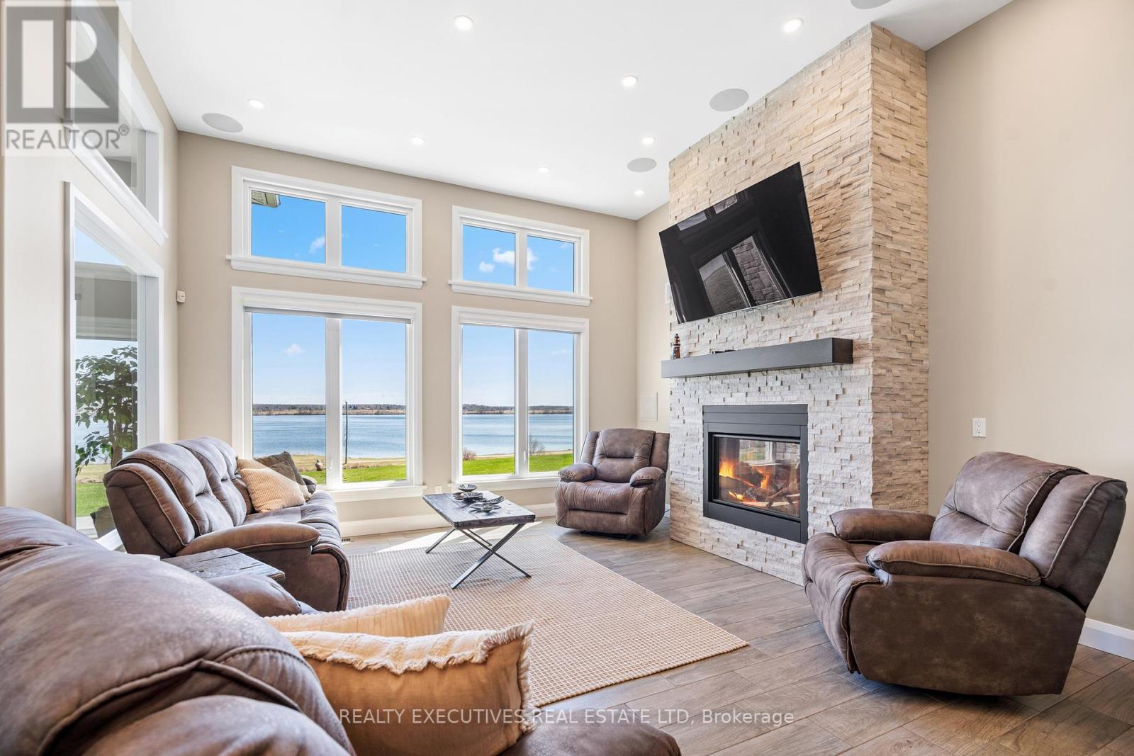 13 Flett Street, Edwardsburgh/Cardinal, ON - Indoor Photo Showing Living Room With Fireplace