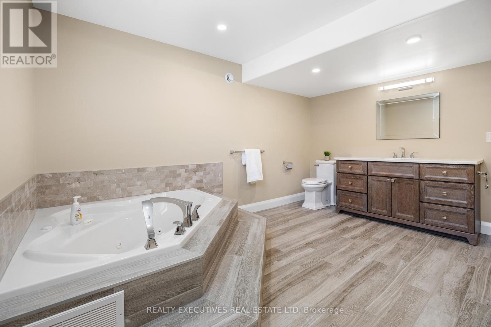 13 Flett Street, Edwardsburgh/Cardinal, ON - Indoor Photo Showing Bathroom