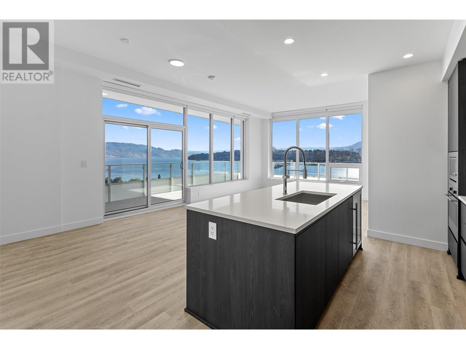 238 Leon Avenue Unit# 2207, Kelowna, BC - Indoor Photo Showing Kitchen With Upgraded Kitchen