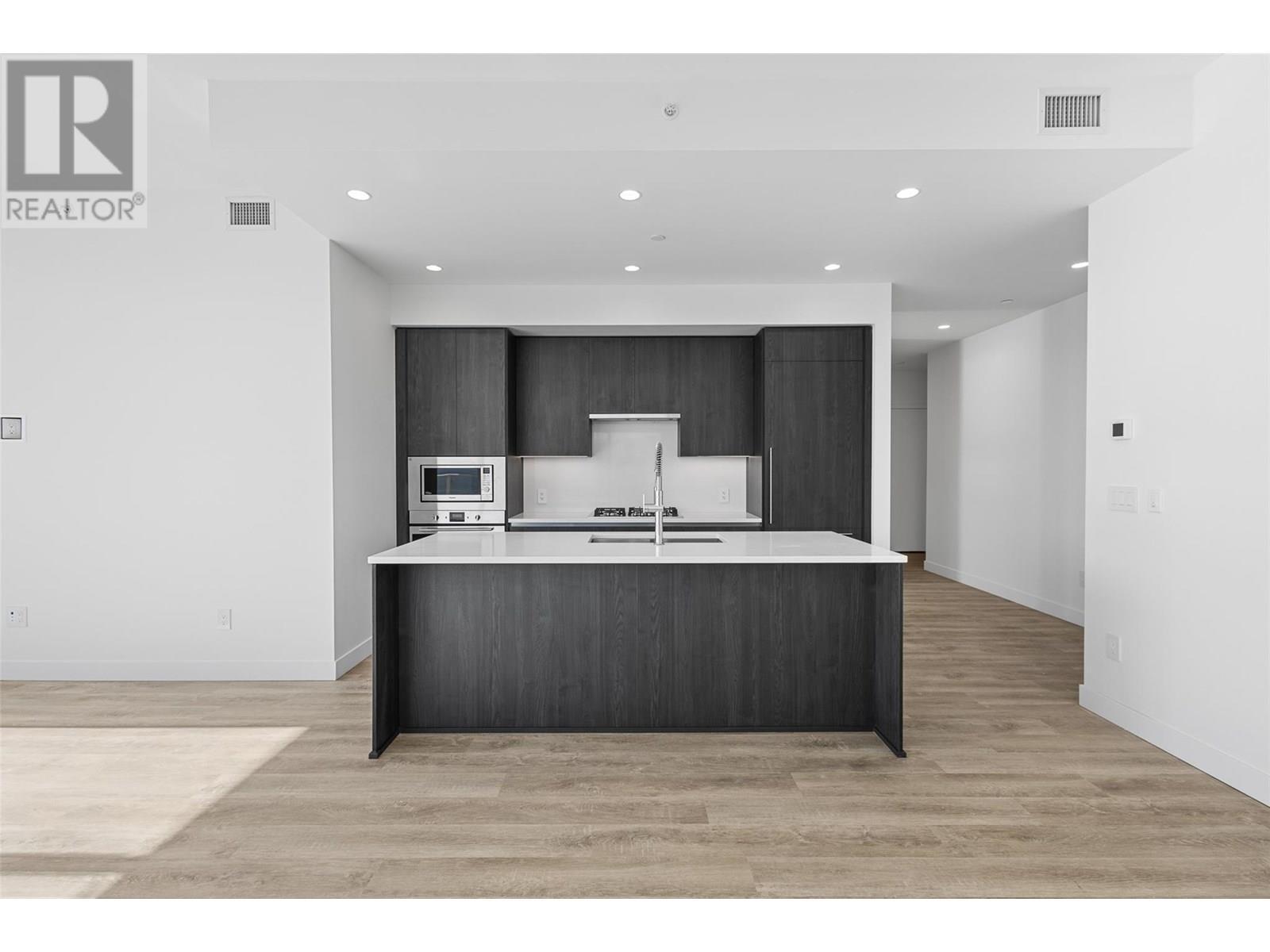 238 Leon Avenue Unit# 2207, Kelowna, BC - Indoor Photo Showing Kitchen