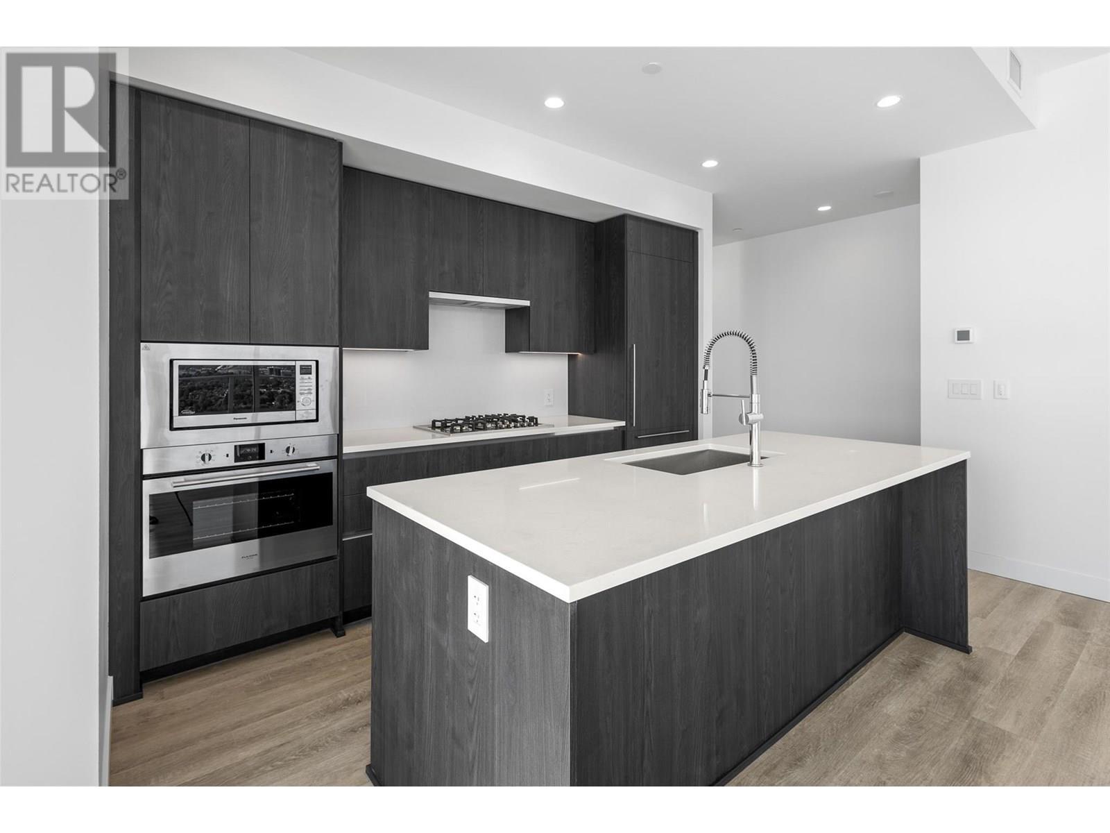 238 Leon Avenue Unit# 2207, Kelowna, BC - Indoor Photo Showing Kitchen With Upgraded Kitchen