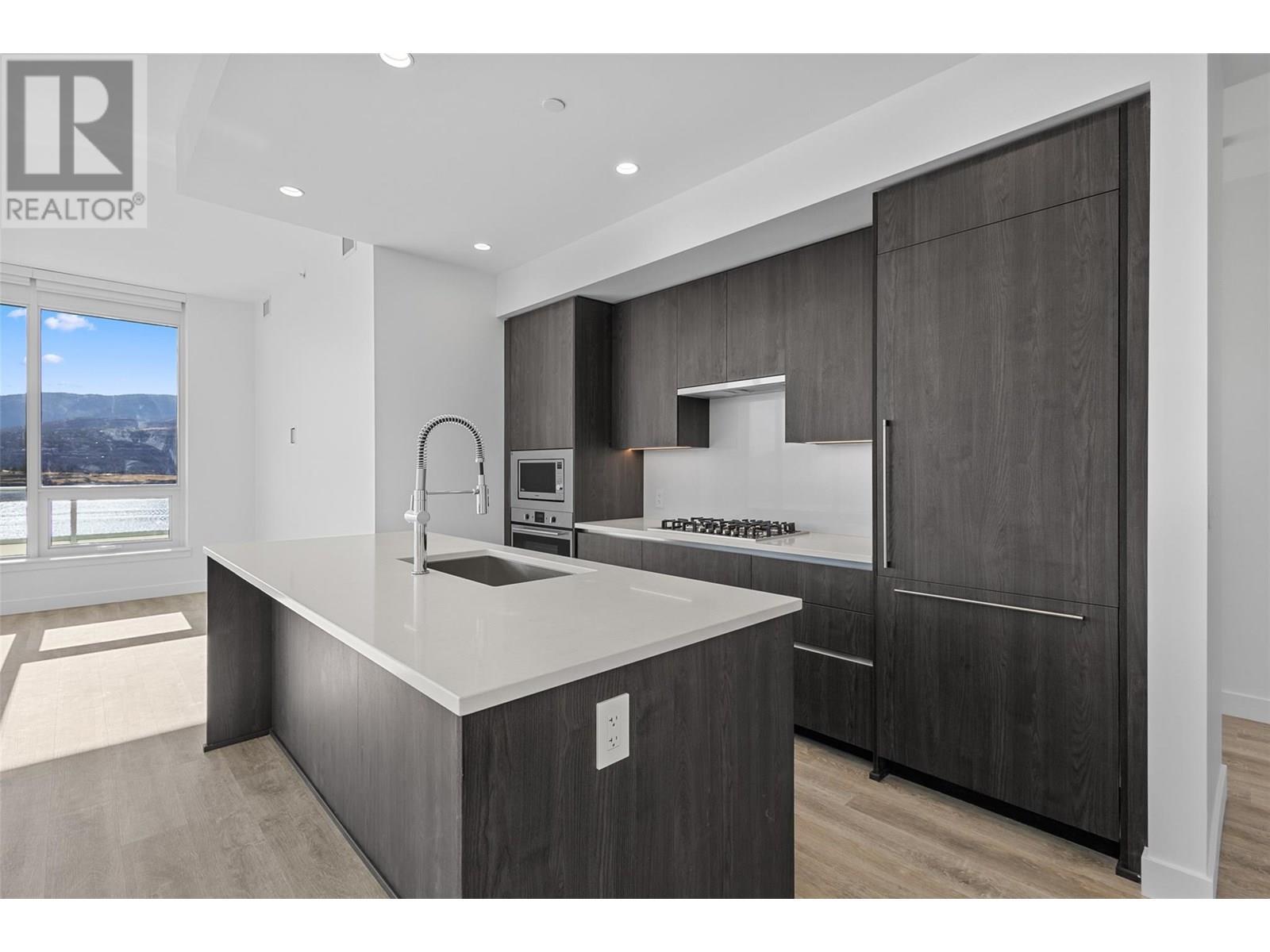 238 Leon Avenue Unit# 2207, Kelowna, BC - Indoor Photo Showing Kitchen With Upgraded Kitchen