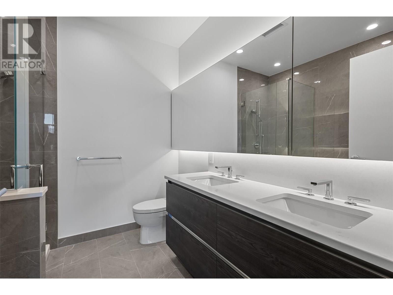 238 Leon Avenue Unit# 2207, Kelowna, BC - Indoor Photo Showing Bathroom