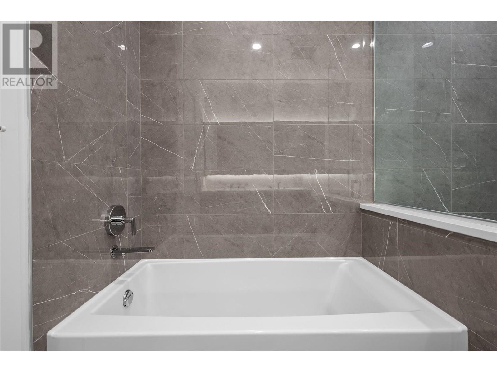 238 Leon Avenue Unit# 2207, Kelowna, BC - Indoor Photo Showing Bathroom