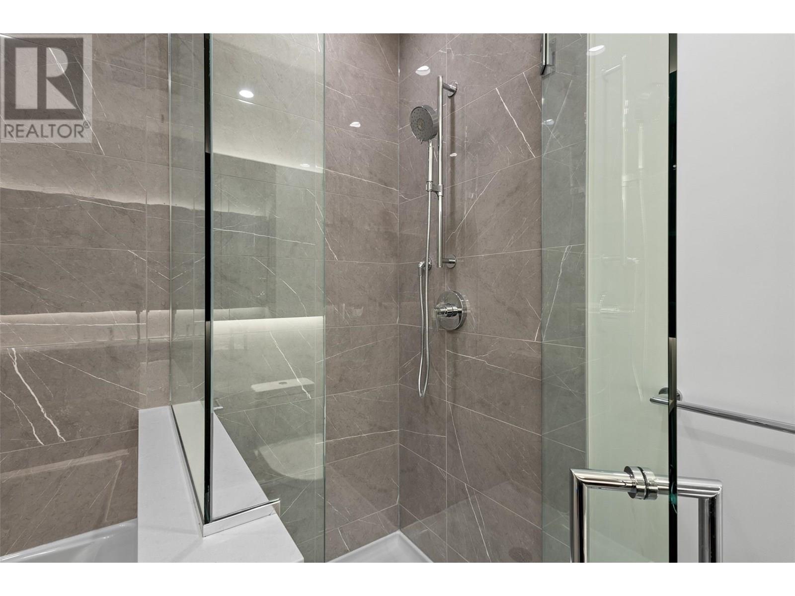 238 Leon Avenue Unit# 2207, Kelowna, BC - Indoor Photo Showing Bathroom