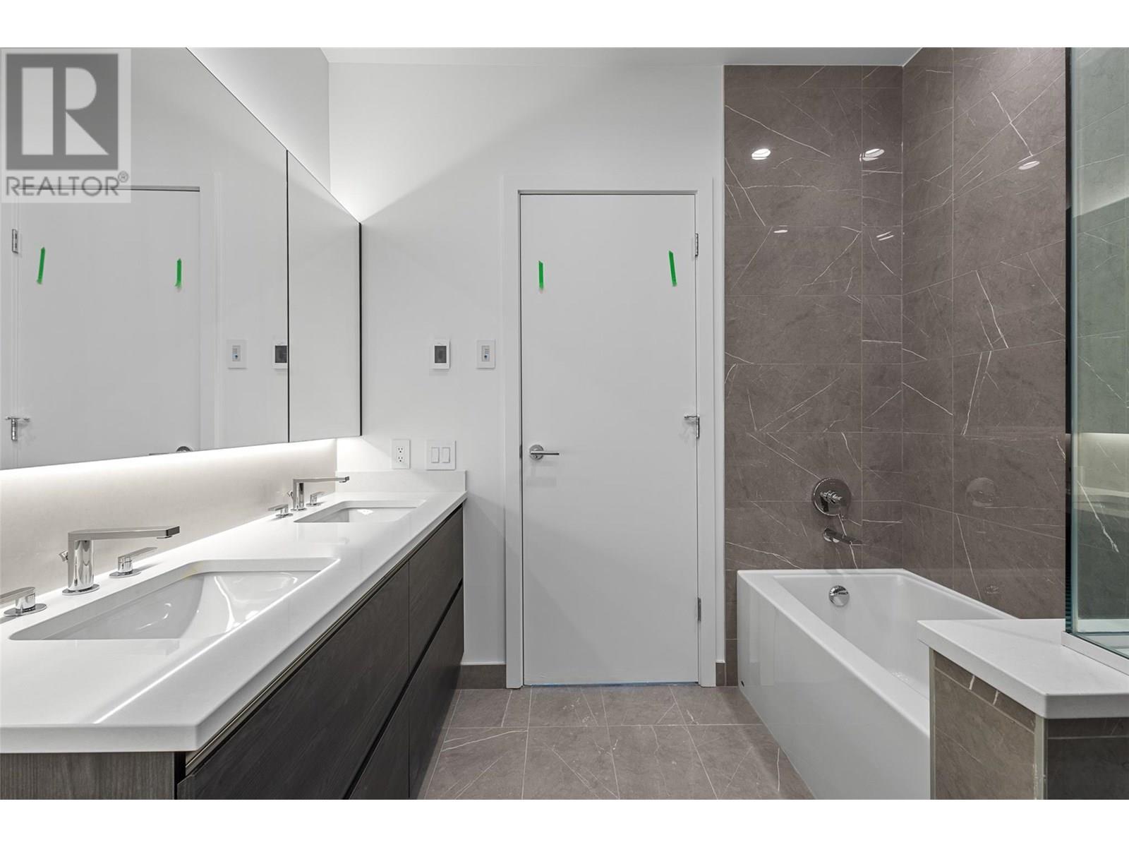 238 Leon Avenue Unit# 2207, Kelowna, BC - Indoor Photo Showing Bathroom